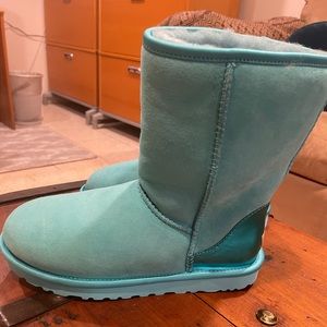 Ugg classic short metallic patent boots in blue curacao size 7